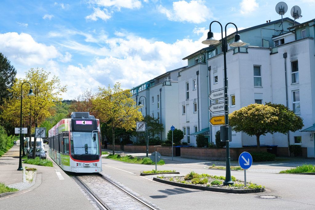 Montage: Straßenbahn in der Waldstraße